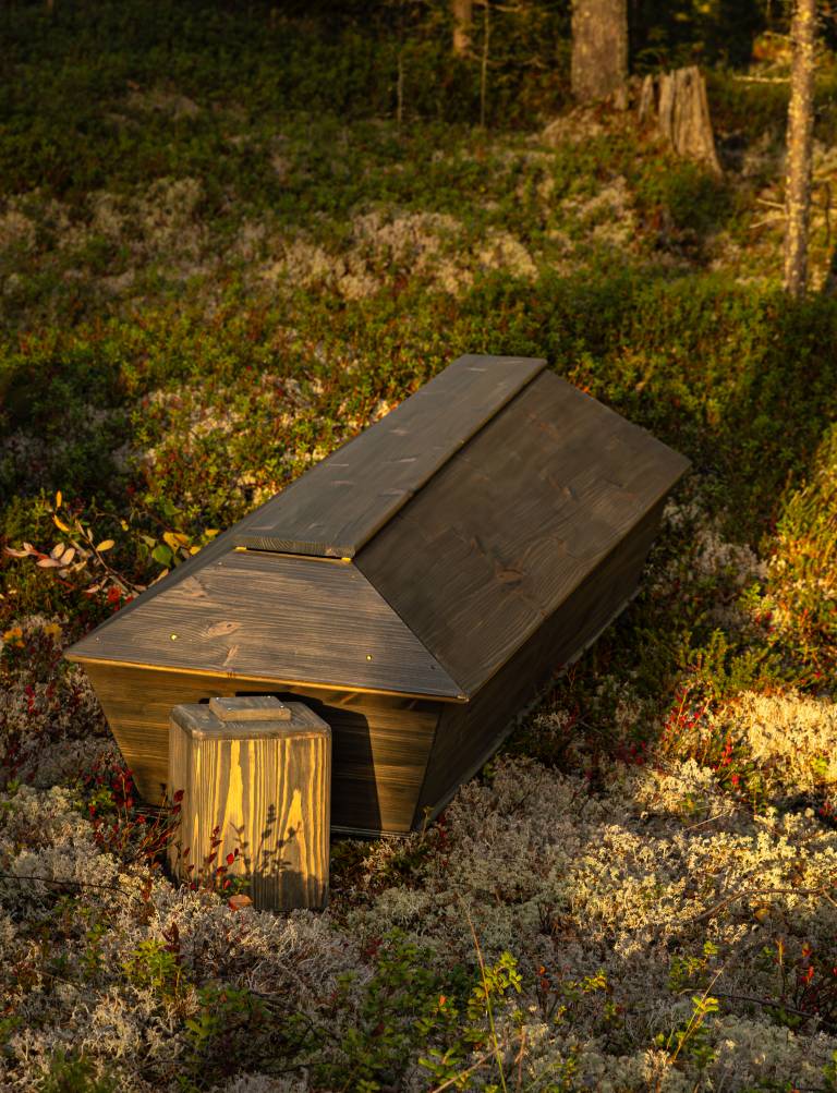 Luonnonmukainen tummanharmaa arkku - Hautaustoimisto Hautaus Koponen Rovaniemi