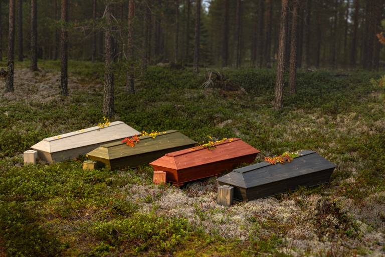 Luonnonvärisiä hauta-arkkuja - valmistaja Hautaustoimisto Hautaus Koponen Rovaniemi