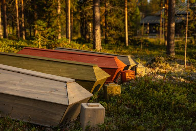 Luonnonsävyisiä arkkuja - valmistaja Hautaus Koponen, Rovaniemi